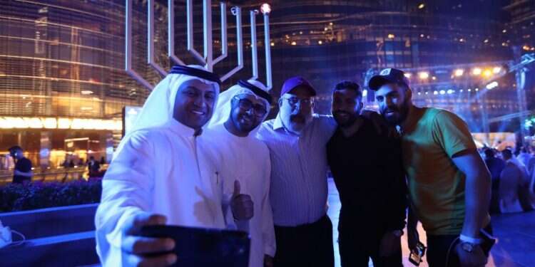 ישראלים בדובאי, אחרי חתימת ההסכמים. צילום: EPA איבוד זהות: מלכודת הדבש של הסכמי השלום