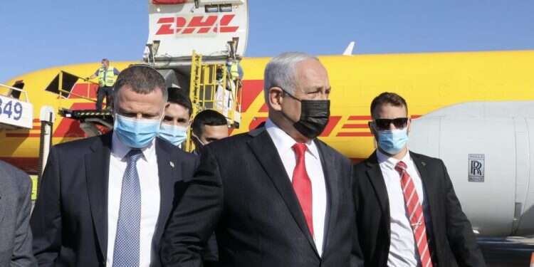 ראש הממשלה נתניהו ושר הבריאות אדלשטיין עם משלוח חיסונים מפייזר. צילום: מרק ישראל סלם "המבצע רק מתחיל": מיליוני חיסונים נוספים יגיעו בקרוב