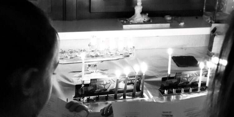 חנוכיות ליתומים ופעילויות בזום: חנוכה בקהילות היהודיות בעולם