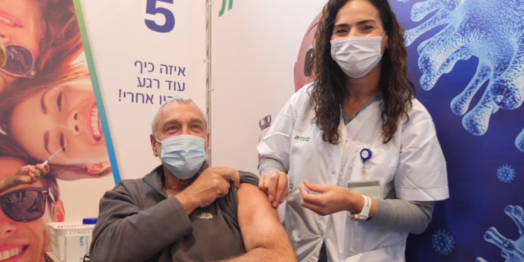 הרשת סוערת: האם ראש המועצה העמיד פנים שהתחסן?