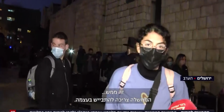 החוזרים מבריטניה בכניסה למלונית. צילום מסך: חדשות 13 קל יותר להביס נגיף מלנצח מגפת אנוכיות