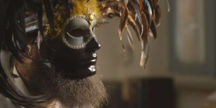 במסתרים. צילום מסך מתוך הסרט, באדיבות כאן 11 "מי זה?" האנוסים החרדים מאחורי המסכה