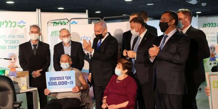 נתניהו מבקר במתחם החיסונים באולם הארנה בירושלים. צילום: אלכס קולומויסקי ילדי הדממה: דור הקורונה מבקש שגרה