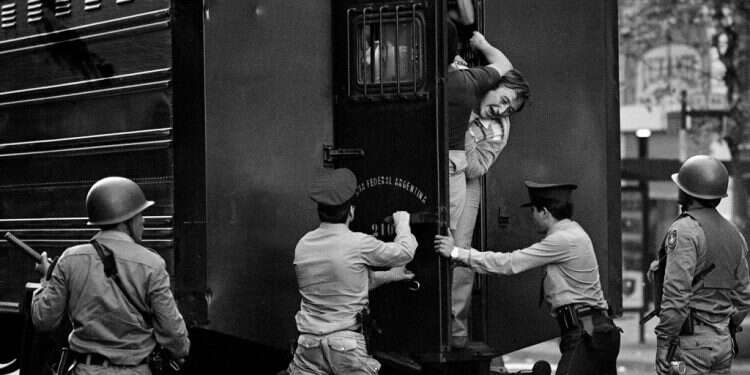 המשוררת נחטפה מביתה ובמשך חודשים נחשבה כ פה לנעלמים: סיפורה של משוררת במחנה ריכוז