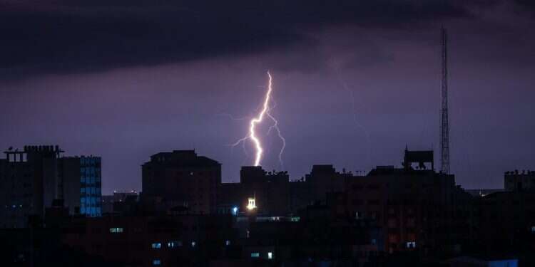 ברקים בשמי עזה. צילום: EPA פלוגת ברק: מדוע טילי חמאס משוגרים בלילות סוערים