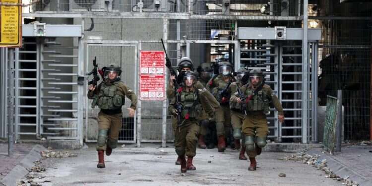 חיילים בפעולה. צילום: EPA חובת האכיפה האזרחית על המשטרה, לא על צה"ל