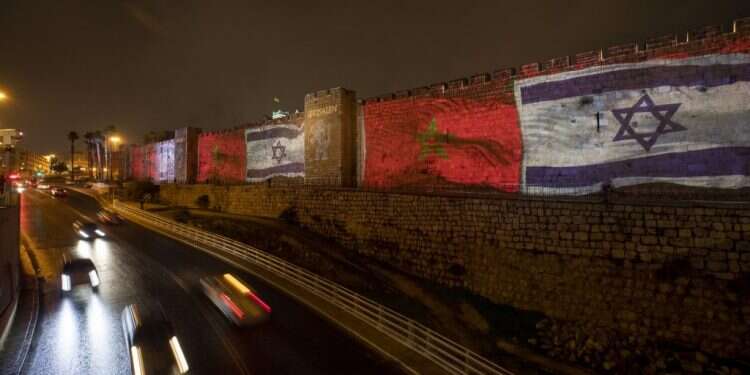 חומות העיר העתיקה בירושלים מוארות בדגלי ישראל ומרוקו כמסר של שלום, ירושלים, דצמבר 2020. צילום: EPA שיר לשלום: הסכמי אברהם הם צעד בדרך לריפוי