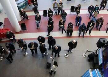 בדרך לחיסון עוצרים להידבק: המתנגדים והפוליטיקאים שישאירו אצלנו את הקורונה