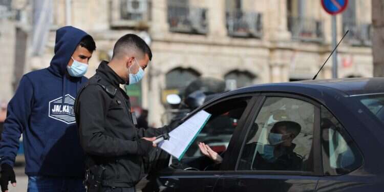 נקודת בדיקה של משטרת ישראל בעיר העתיקה, ירושלים. צילום: EPA עלייה אקספוננציאלית ומדיניות רופסת: ישראל איבדה שליטה
