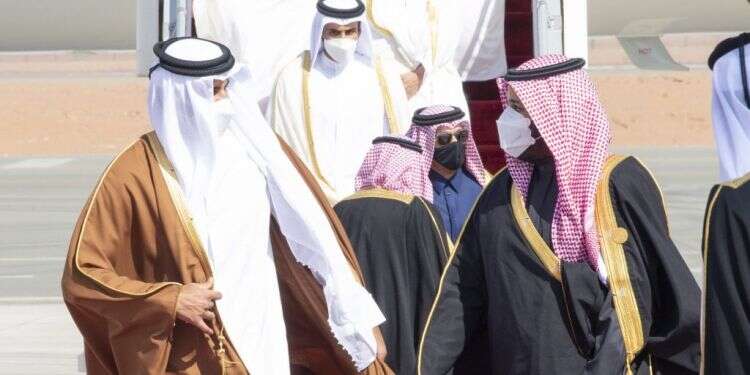 מימין: מוחמד בן-סלמאן ואמיר קטאר שייח' חמד בן ג'אסם אאל ת'אני. צילום: EPA המושכים בחוטים: האינטרסים מאחורי הסכם סעודיה-קטאר