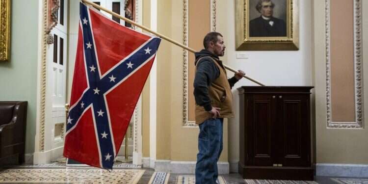 מי שצפה במהומות בבניין הקפיטול ראה לא רק את דגל הקונפדרציה הדרומית מתקופת מלחמת האזרחים, וכיום סמל פרו־גזענות ופרו־עבדות (בתמונה), אלא גם חולצות עם סיסמאות אנטישמיות בוטות. צילום: EPA התכחשות יהדות ארה"ב לסבל של אבותיהם מסוכנת