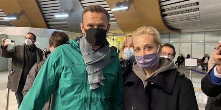 נבלני עם אשתו יוליה, עם נחיתתו ברוסיה. צילום: אי-פי-איי בלי הפתעות: מנהיג האופוזיציה שהורעל שב לרוסיה ונעצר