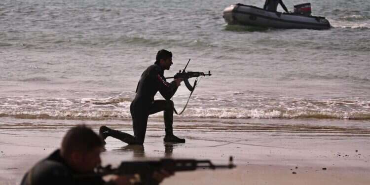 תרגיל של חיל הים האיראני. צילום: EPA קבלת פנים לביידן: איראן ערכה תרגיל צבאי נרחב נוסף