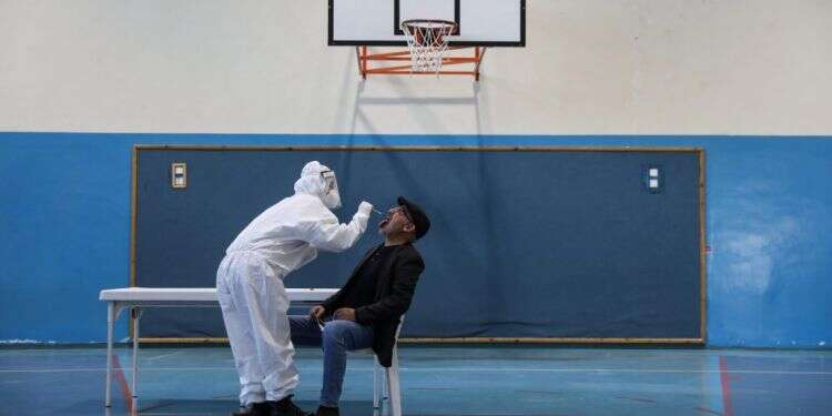 בדיקת קורונה. צילום: EPA הווריאנט הבריטי שולט: למרות החיסונים, התחלואה לא יורדת