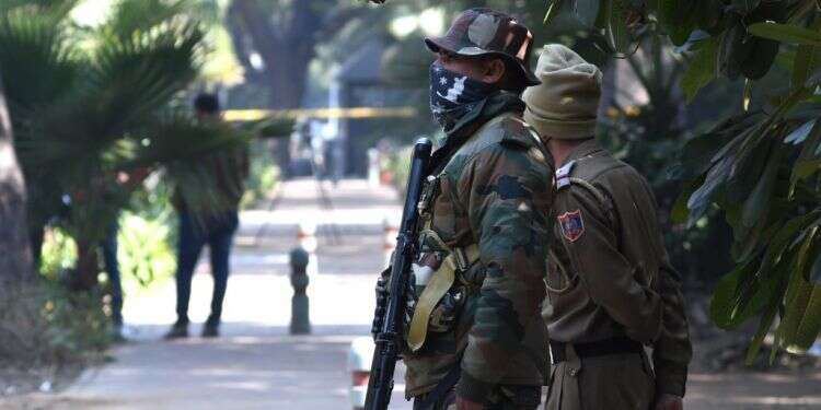 חיילים הודים מחוץ לשגרירות ישראל בדלהי. צילום: EPA הפיצוץ בשגרירות בהודו: משרד החוץ קורא להגביר ערנות