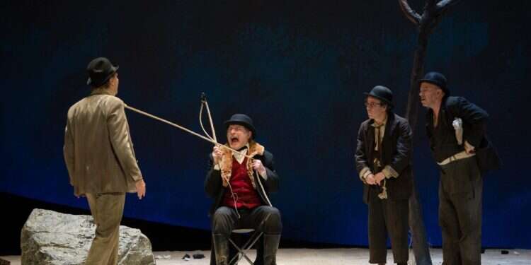 השאלה הקיומית על החיים עצמם מרחפת מעל ספריו ומחזותיו של בקט. סצנה מתוך ההצגה חוק מרפי: בחזרה לתקופה בה הספרות הוגדרה