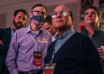 פעילים פוליטיים בג'ורג'יה צופים בתוצאות הבחירות. צילום: AFP