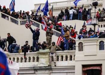 דרמה בוושינגטון: תומכי טראמפ פרצו לקפיטול