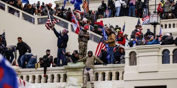 תומכי טראמפ מסתערים על הקפיטול במחאה על נצחונו של ביידן. צילום: AFP דרמה בוושינגטון: תומכי טראמפ פרצו לקפיטול