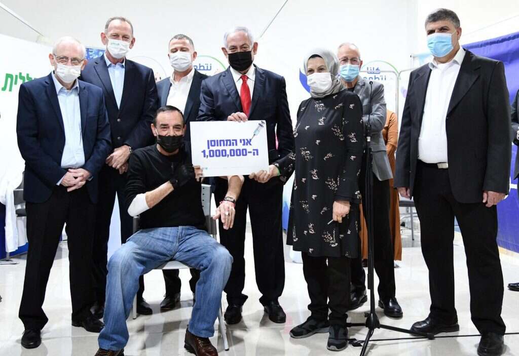נתניהו באום אל פחם עם המתחסן המיליון. צילום: חיים צח, לע''מ
