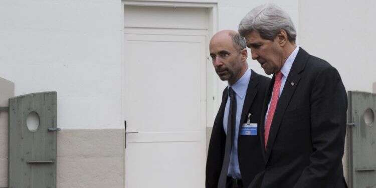 רוברט מאלי (משמאל) וג'ון קרי. צילום: רויטרס האסון הכפול של השליח האמריקני החדש לענייני איראן