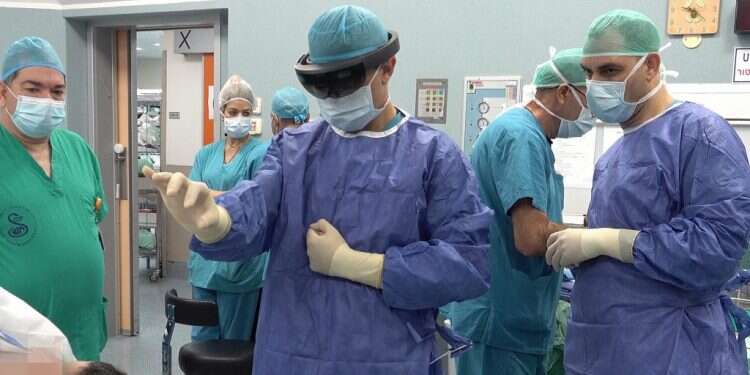 משקפי המציאות הרבודה על עיני המנתח. צילום: רועי בלחנס, Dental Pro Video לראשונה בעולם: מנתחים ישראלים השתמשו במשקפי "מציאות רבודה"