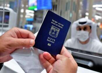 מתנגדים, מתחסנים ושקרים קטנים: המסע אל הדרכון