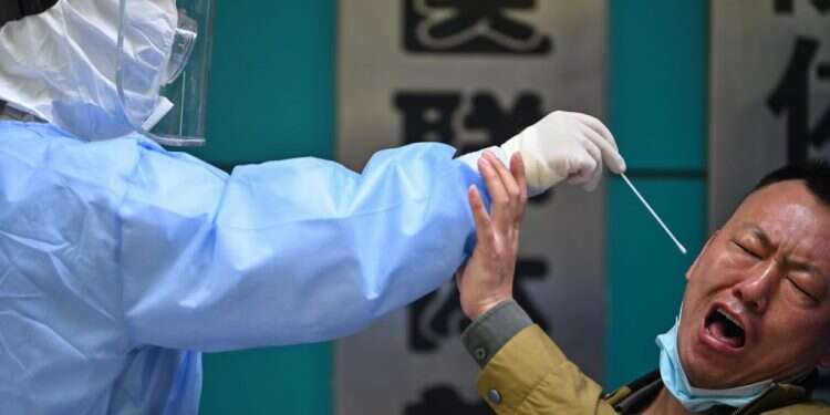 צילום: AFP עוד תתגעגעו למטושים באף: בסין החלו לבצע בדיקות קורונה רקטליות