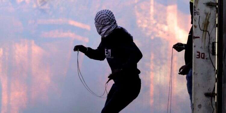 יידוי אבנים ביהודה ושומרון. אילוסטרציה. צילום: AFP כשכל רכב הוא מטרה, לכל אבן יש פוטנציאל להריגה