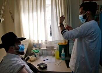 עד שהחיסונים ישפיעו: כיצד ניתן לחזק את האמון בין החרדים למדינה?