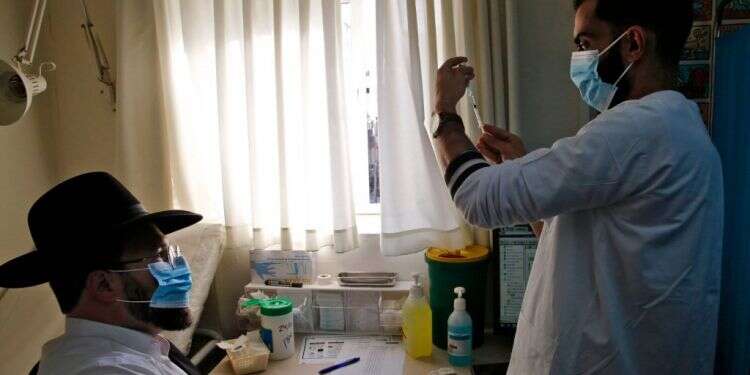 עד שהחיסונים ישפיעו: כיצד ניתן לחזק את האמון בין החרדים למדינה?