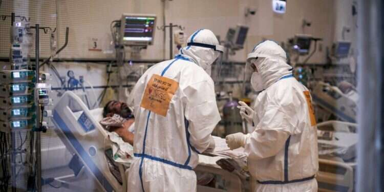 מחלקת קורונה בבית חולים בצפון הארץ. אילוסטרציה. צילום: AFP מומחים באונ' העברית מתריעים: "סיכויי התמותה עלו, השיא עוד לפנינו"