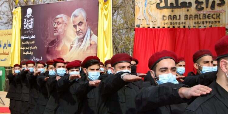 אנשי חיזבאללה במפגן  בבעל־בק שבלבנון. צילום: AFP מאיימים בקול, מתחזקים בשקט: איראן מחכה לנקמה על חיסול סולימאני