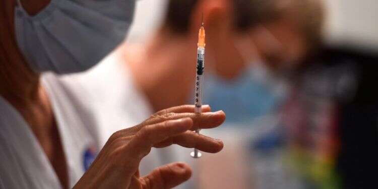 מתחסנים. צילום: AFP