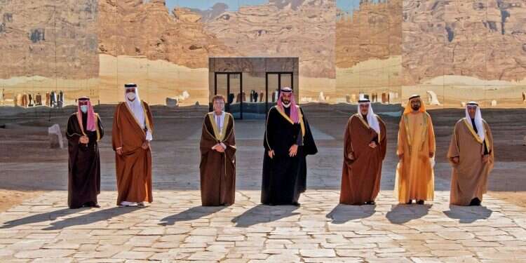 נציגי מדינות המפרץ עם אמיר קטאר תמים אל־ת'אני (שני משמאל) בטקס הפיוס באל־אולה, סעודיה, השבוע. צילום: AFP לא פראיירים: העולם הערבי וישראל מצפים לשיפור היחס מצד קטאר