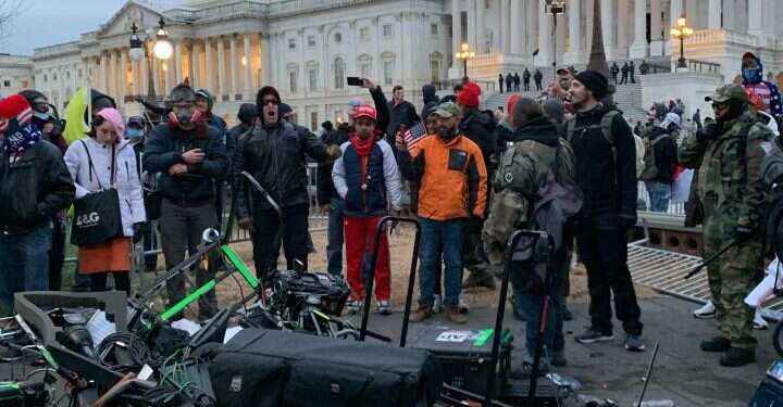 הפריצה לקפיטול. צילום: איי-אף-פי "הוכחה לכישלון המערב": נשיא איראן מגיב למהומות בוושינגטון