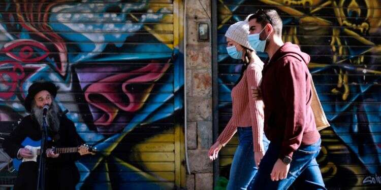 שוק מחנה יהודה. צילום: AFP כיצד השפיעה הקורונה על מי שכתיבתם אומנותם?