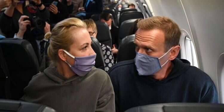 אלכסיי ויוליה נבלני במטוס למוסקבה, השבוע. צילום: AFP מנהיגה בהתהוות: אשתו של מנהיג האופוזיציה ברוסיה מתייצבת למאבק