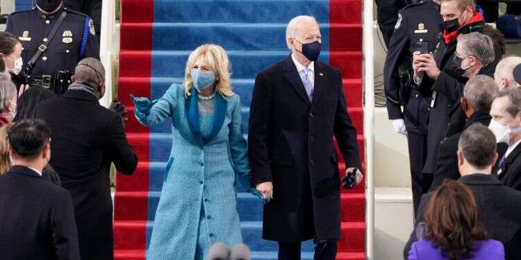 ביידן ורעייתו בטקס ההשבעה אמש. צילום: AFP השבעת ביידן הייתה הצצה לכהונתו האפרורית הצפויה