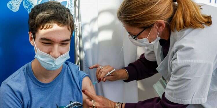 בני נוער מתחסנים בתל אביב. צילום: AFP "קריטי לעתידם של התלמידים": בני עקיבא במבצע לעידוד חיסונים