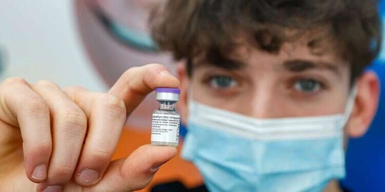 בני נוער מתחסנים בתל אביב, הבוקר. צילום: AFP "קריטי לעתידם של התלמידים": בני עקיבא במבצע לעידוד חיסונים