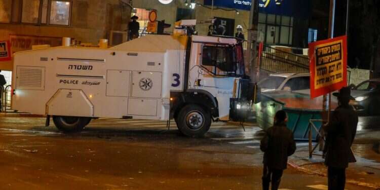 התנגשות בין המשטרה לחרדים במאה שערים. צילום: AFP המדינה החרדית התפרקה