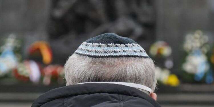 יום הזיכרון הבינלאומי לשואה, ורשה 2021. צילום: AFP מה שקורה ברשת מוכיח כי האנטישמיות חיה ובועטת