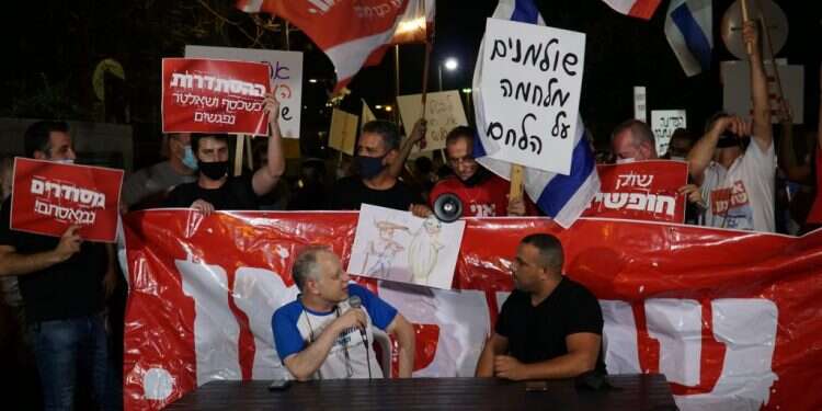 הפגנת השולמנים מול בניין ההסתדרות, ספטמבר 2020. יושב מימין: אביר קארה. צילום: רונן גלעד בלתי נמנע: המשבר הכלכלי מחייב עימות עם ההסתדרות