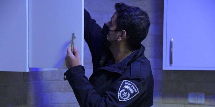 חיפוש משטרתי. אילוסטרציה. צילום: דוברות המשטרה הצפון הפרוע: פרוטקשן, נקמות וסחר בנשק וסמים