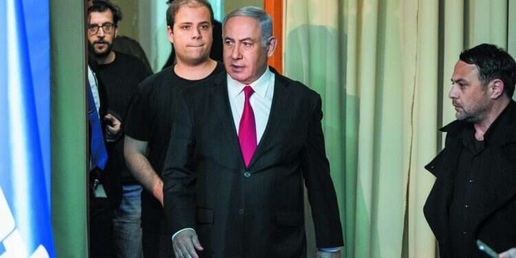 נתניהו עם יועציו עופר גולן (מימין), טופז לוק ויונתן אוריך, מרץ 2019. צילום: יונתן זינדל, פלאש 90 סודות ניידים: השיקולים המשפטיים מאחורי ההחלטה נגד יועצי נתניהו