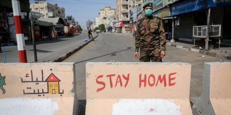 שוטר ברחוב ברפיח, בסגר שהוטל בספטמבר. צילום: עבד רחים קאטיב, פלאש 90 כך נגוזה התקווה הפלסטינית לנצח את הקורונה