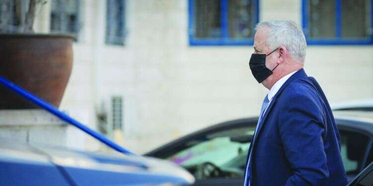 רק שומר: גנץ הוא כל דבר מלבד שר המשפטים