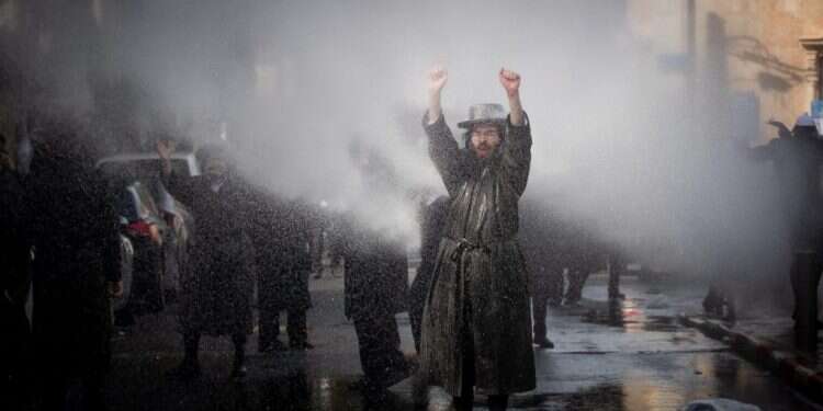 חוקי המשחק עלולים להשתנות. ירושלים, השבוע צילום: יונתן זינדל, פלאש 90 חצו גשר אחד יותר מדי: העולם החרדי במשבר הקורונה