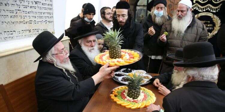 הקנסות צריכים להיות אינטרס של ההנהגה החרדית. חגיגת ט זקני בני־ברק לא זוכרים חורף כה קשה